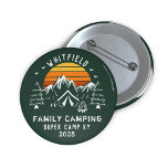 Camping für den Familienurlaub Button<br><div class="desc">Gute Laune? Fügen Sie einfach Lagerfeuer,  s'mores und die Erholung der Familie mit einem passenden Outfit hinzu. Niedliches Camping Design können Sie für Ihr nächstes Familienabenteuer mit einem Platz Inhaber für den Standort und Jahr anpassen. 

Ideal für Fotos,  die den Dschungel oder den Campingplatz erkunden möchten</div>