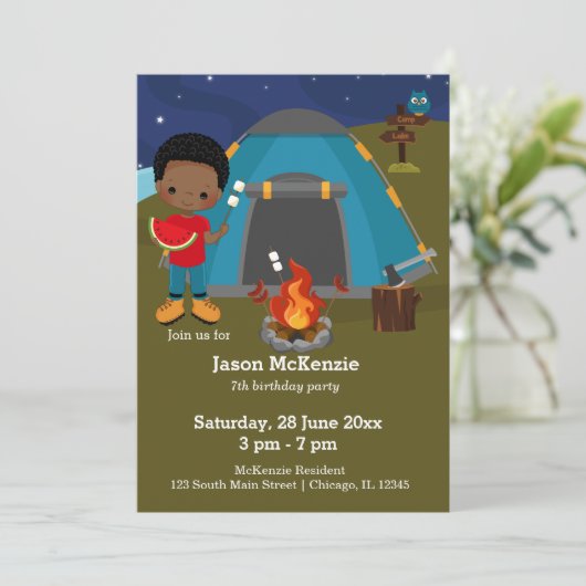 Camping-Geburtstagsjunge Einladung (Stehend Vorderseite)