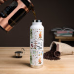 Camping Illustriertes Muster Monogramm Trinkflasche<br><div class="desc">Mit Aquarellbildern von Camping-Elementen und Ihrer persönlichen Auswahl. Das mit Monogramm Design. Die elegante und modische Wasserflasche ist das perfekte Zubehör. Fügen Sie diesem Design Ihre benutzerdefinierte Formulierung hinzu, indem Sie die Felder "Diese Designvorlage bearbeiten" auf der rechten Seite des Elements verwenden, oder klicken Sie auf die blaue Schaltfläche "Anpassen",...</div>
