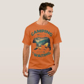 Camping Is Waiting Funny Bear Camper Outr gift T-Shirt (Vorne ganz)