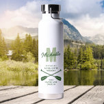 Camping Junggeselinnen-Abschied Monogram Trinkflasche<br><div class="desc">Personalisierte Camping-Bachelorette-Wasserflasche mit Bergen,  Bootswagen,  Ihren Gästen Initial,  Name und die Details Ihrer Reise.</div>