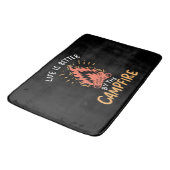 Camping - Life is Better by the Campfire Badematte (Schrägansicht)