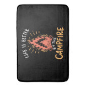 Camping - Life is Better by the Campfire Badematte (Vorderseite Vertikal)