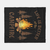 Camping - Life is Better by the Campfire Fleecedecke (Vorderseite (Horizontal))