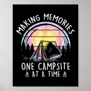 Camping macht Erinnerungen zu einem Campingplatz Poster