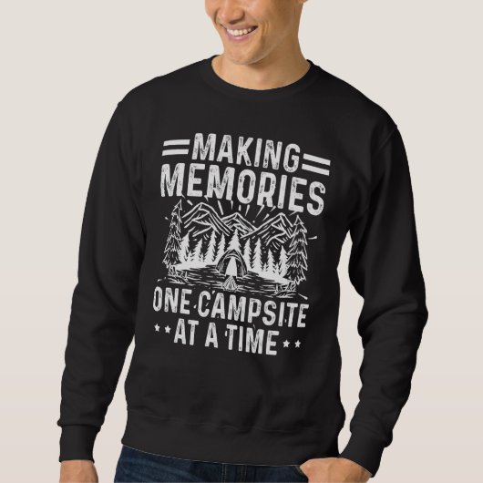 Camping Making Memories One Campsite At A Time Cam Sweatshirt (Vorderseite)