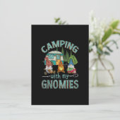 Camping mit meinen Gnomies Funny Gnome Camp Frauen Einladung (Stehend Vorderseite)