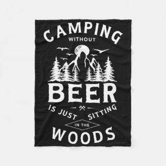 Camping ohne Bier ist nur herumsitzen im Wald Fleecedecke