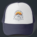 Camping-Quadrat für Familie passt zu Retro-Urlaub Truckerkappe<br><div class="desc">Auf Familienurlaub im Camping? Passen Sie diese Camping-Retro-Camp-Shirts für die ganze Familie an, indem Sie Ihren Familiennamen oder den eigenen Text und das Jahr des Abenteuers hinzufügen. Ich hoffe, es geht nicht nur um das coole Design, das Sie in den Augen haben, sondern auch darum, dass Sie es nie in...</div>