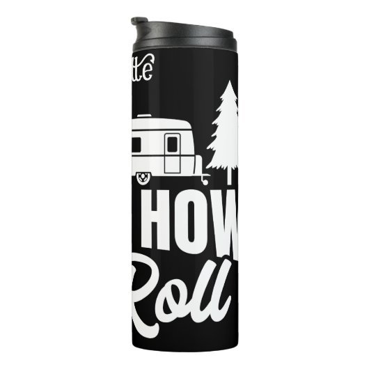 Camping Roll: Feuer, Camper, Naturweg Thermosbecher (Nach rechts gedreht)