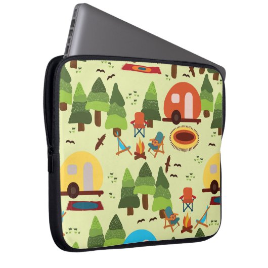 Camping-Szene - Wohnwagen, Camping-Stühle, Feuerpl Laptopschutzhülle (Vorne Rechts)