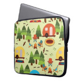 Camping-Szene - Wohnwagen, Camping-Stühle, Feuerpl Laptopschutzhülle (Vorderseite Links)