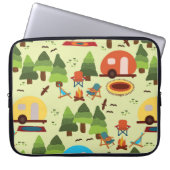Camping-Szene - Wohnwagen, Camping-Stühle, Feuerpl Laptopschutzhülle (Vorderseite)