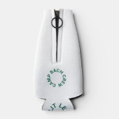 Camping Theme Bachelorette Forest Green Wappen Flaschenkühler (Rückseite)