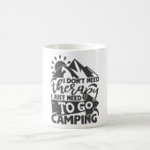 Camping Therapy Funny Camper Quote Typografie Kaffeetasse (Mittel)