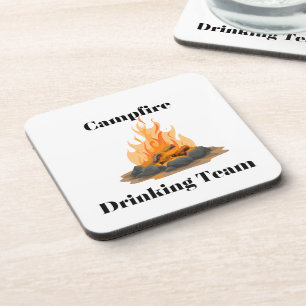 Camping-Trinkteam mit einem Lagerfeuer auf einem Getränkeuntersetzer