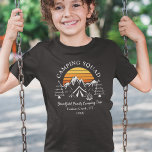 Camping Vacation Custom Family Matching Son Camp T-Shirt<br><div class="desc">Auf Familienurlaub im Camping? Passen Sie diese Camping-Retro-Camp-Shirts für die ganze Familie an, indem Sie Ihren Familiennamen oder den eigenen Text und das Jahr des Abenteuers hinzufügen. Ich hoffe, es geht nicht nur um das coole Design, das Sie in den Augen haben, sondern auch darum, dass Sie es nie in...</div>