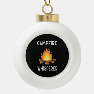 Camping - Whisperer am Campfire Keramik Kugel-Ornament