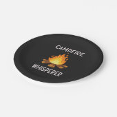 Camping - Whisperer am Campfire Pappteller (Schrägansicht)