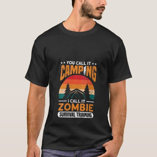 Camping Zombie Überlebenstraining Funny Zomb T-Shirt (Vorderseite)