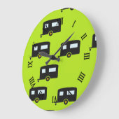 Campinganhänger auf grün große wanduhr (Winkel)