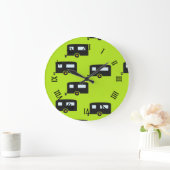 Campinganhänger auf grün große wanduhr (Zuhause)