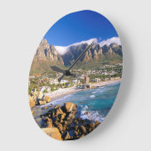 Camps Bay Beach And The Twelve Apostles Range Große Wanduhr (Winkel)