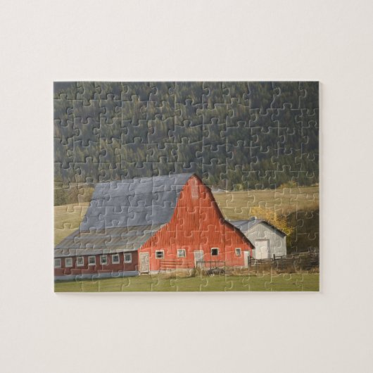CANADA, British Columbia, Enderby. Rotbarn / Puzzle (Horizontal)
