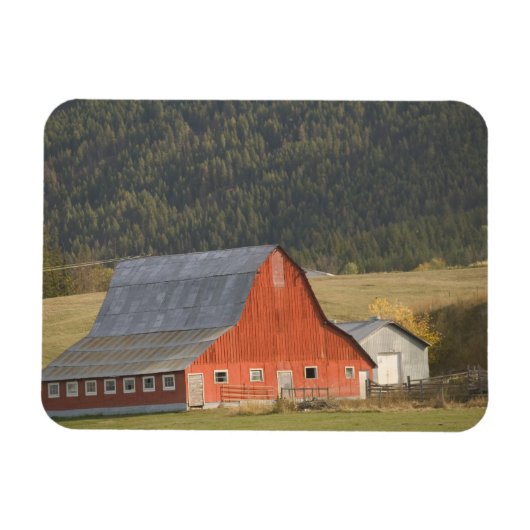 CANADA, British Columbia, Enderby. Roter Stall / Magnet (Horizontal)