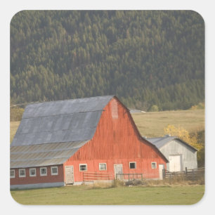 CANADA, British Columbia, Enderby. Roter Stall / Quadratischer Aufkleber