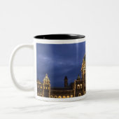CANADA, British Columbia, Victoria. Abend Zweifarbige Tasse (Links)