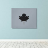 Canadian Black Maple Leaf auf Grau Leinwanddruck (Insitu (Holzboden))