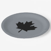 Canadian Black Maple Leaf auf Grau Pappteller (Schrägansicht)