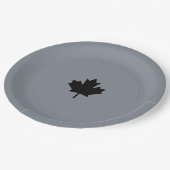 Canadian Black Maple Leaf auf Grau Pappteller (Schrägansicht)