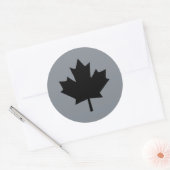 Canadian Black Maple Leaf Display Runder Aufkleber (Umschlag)
