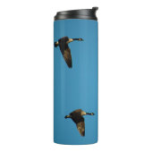 Canadian geese in flight thermosbecher (Nach links gedreht)
