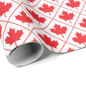 Canadian Maple Leaf Red and White Diamond Pattern Geschenkpapier (Rolleneckpunkt)