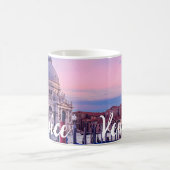 Canal Grande mit Gondeln und Kirche in Venedig Kaffeetasse (Mittel)