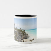 Cancun, Quintana Roo, Mexiko - Ruinen auf einem Hü Zweifarbige Tasse (Mittel)