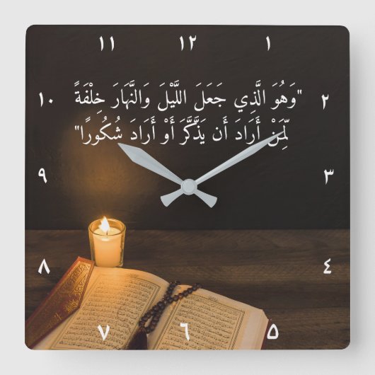 Candle and Quran with bead in dark room Quadratische Wanduhr (Vorderseite)