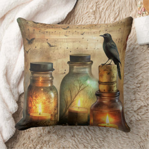 Candlelit Crow mit antiken Flaschen & Noten Kissen