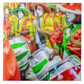 Candombe Schlagzeuger an der Karnevalsparade, Fliese (Vorderseite)
