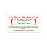 Candy Cane Handmade Christmas Soap Labels Template Adressaufkleber<br><div class="desc">Diese anpassbaren Seifenetiketten sind perfekt für Ihre Weihnachtsweih-Sonderausgabe. Sie haben ein Bild von zwei rot-weiß gestreiften Süßigkeiten. Personalisieren Sie das Design, indem Sie die Beispielwörter und Informationen in der Vorlage durch Ihre eigenen ersetzen. Sie können auch die Hintergrundfarbe oder Schriftart ändern, wenn Sie gewollt haben. Einige der Wörter sind grün,...</div>