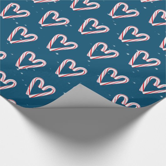 Candy Cane hört und schneebedeckt auf blau Geschenkpapier (Ecke)