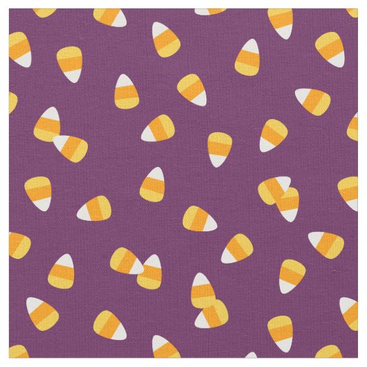 Candy Corn auf Lila Stoff (Nahaufnahme)