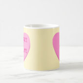 Candy Hearts mit Custom Text-Pink Heart on Yellow Kaffeetasse (Mittel)
