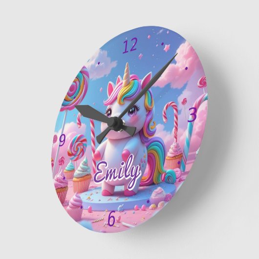 Candy Unicorn Wall Clock - bearbeitbarer Name Runde Wanduhr (Winkel)