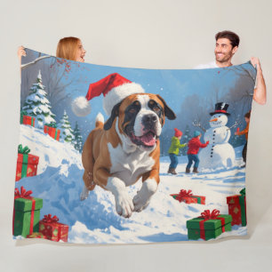 Cane Corso läuft im Schnee mit Weihnachtshut Fleecedecke
