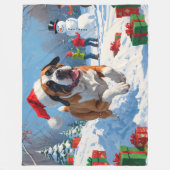 Cane Corso läuft im Schnee mit Weihnachtshut Fleecedecke (Vorderseite)