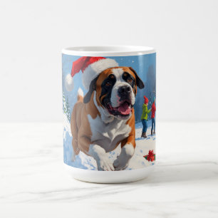 Cane Corso läuft im Schnee mit Weihnachtshut Kaffeetasse